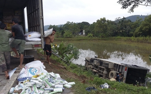 Xe tải lật nhào xuống ruộng, người dân giúp tài xế nhặt hàng