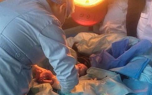 Bé sơ sinh thoát chết thần kỳ sau khi bị mẹ xả xuống bồn cầu