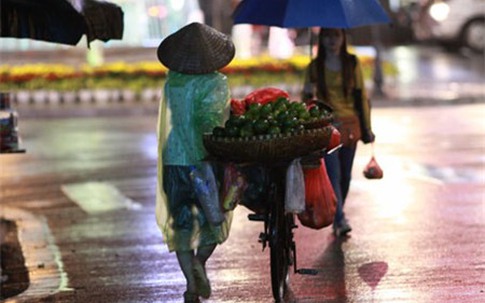 Những dáng hình mưu sinh trong đêm mưa Hà Nội