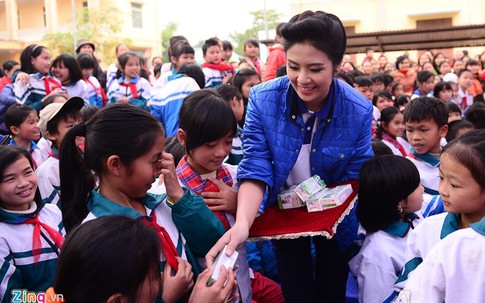 Ngọc Hân, Xuân Bắc tặng sữa cho trẻ khuyết tật