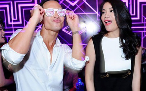 Kim Lý nhảy sung trong bar mừng sinh nhật Trương Ngọc Ánh