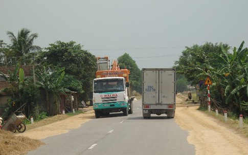 Quốc lộ 47 ngập tràn lúa và rơm