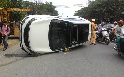 Ô tô đâm nhau chổng bánh giữa phố