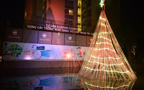 Bất ngờ với cây thông Noel kết bằng chai nhựa