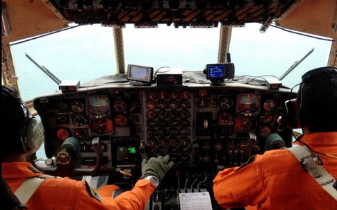 Ảnh toàn cảnh vụ máy bay AirAsia mất tích một ngày qua