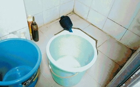 Mẹ mải chơi điện thoại, để con chết đuối trong nhà tắm