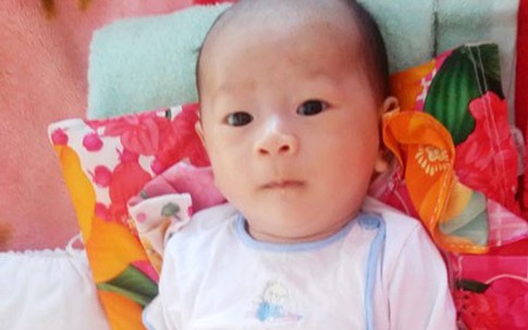 Bé trai văng khỏi bụng mẹ tập vật lý trị liệu ngày 3 lần