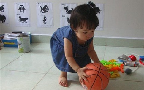 Cô bé 15 tháng tuổi đất Cảng đọc tiếng Việt vanh vách