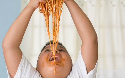 Vất vả giúp con chống béo
