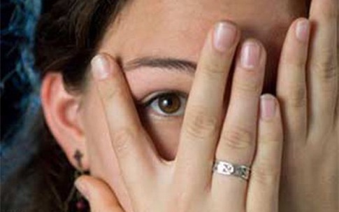 Đang "yêu", bị mẹ chồng bắt gặp