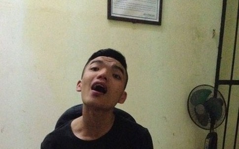 "Ngáo đá", dám dí dao vào cổ công an