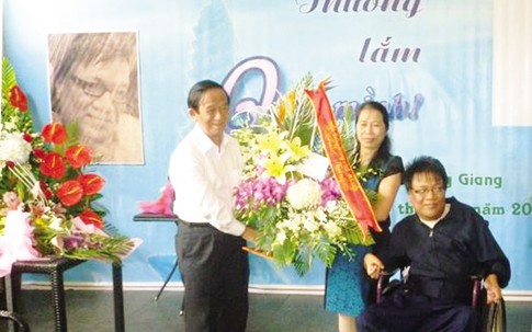 Thi sĩ tật nguyền dùng máy tính bằng đũa vẫn quản lý 2 website