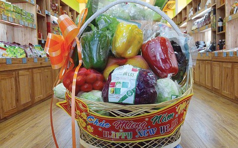 Rau củ quả vào giỏ quà Tết