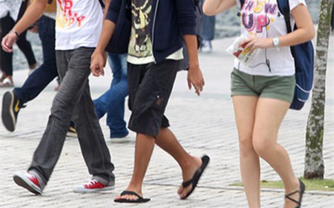 Đại học cấm quần jeans, váy mỏng, dép lê