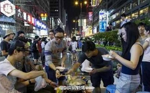 Hong Kong: Người biểu tình ăn lẩu, sinh viên ôn bài ngay trên đường