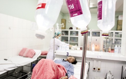 Suýt mất mạng vì tự ý truyền dịch