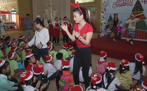 Thu tiền tỷ từ "Hương ga", Trương Ngọc Ánh dẫn con gái đi phát quà Giáng sinh