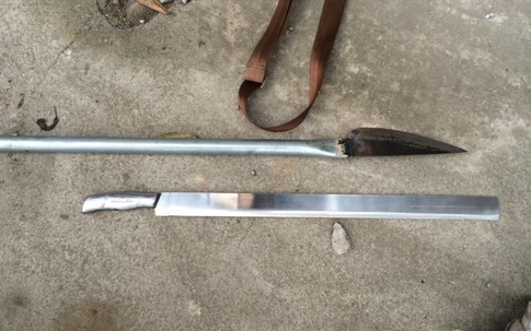 Bị cảnh sát "hỏi thăm" vì mang dao dài 1m "dạo phố" Hà Nội