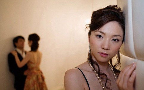 Con dâu phát hoảng vì phát hiện mẹ chồng có bồ