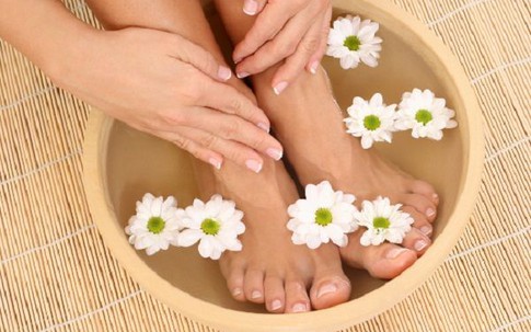 Ngủ ngon nhờ ngâm chân nước ấm