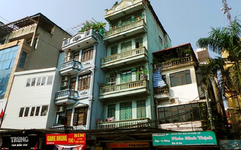 Hà Nội: Người đàn ông “đi dạo” trên nhiều nóc nhà