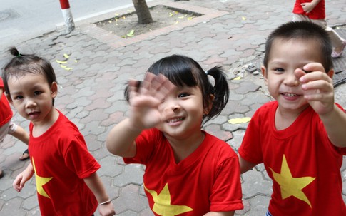 Các bé mẫu giáo ngộ nghĩnh, đáng yêu trong đồng phục cờ đỏ sao vàng