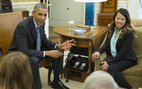 Obama ôm y tá Nina Phạm vừa khỏi Ebola