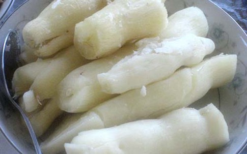 Bé gái 7 tuổi nguy kịch vì ăn sắn