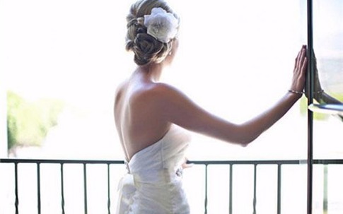 Suýt hủy hôn vì mẹ chồng cấm mặc váy cưới hở lưng