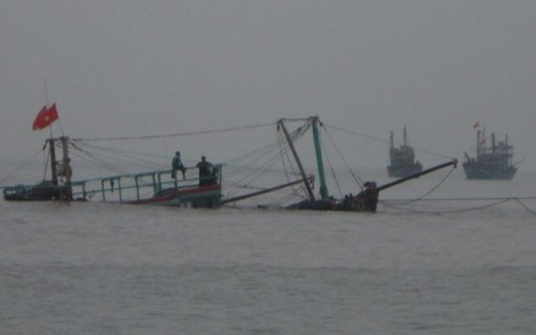 Tàu cá đâm vào đá ngầm, 11 ngư dân thoát chết