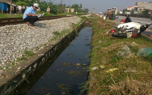 Công nhân bị tàu hỏa hất văng khi băng qua đường