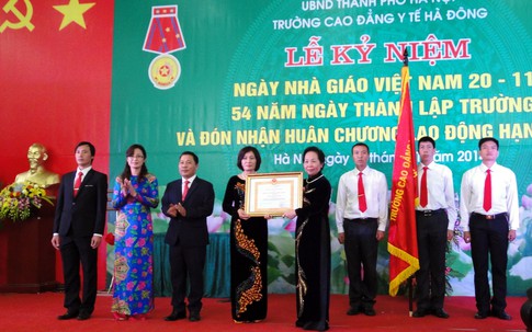 Trường Cao đẳng Y tế Hà Đông đón nhận Huân chương Lao động hạng Nhất