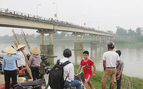 Tìm thấy thi thể hai mẹ con ôm nhau nhảy cầu tự vẫn