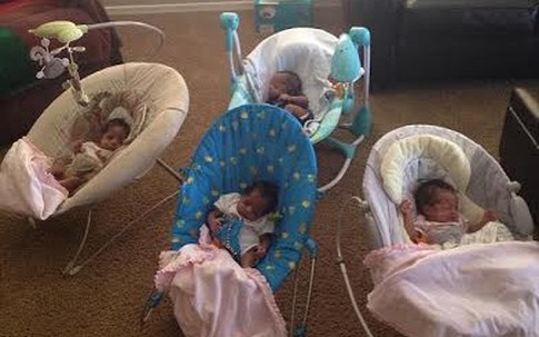 Nước mắt nghẹn ngào của người mẹ qua đời sau khi sinh tư