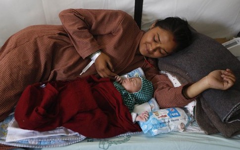 Em bé Nepal đầu tiên chào đời sau động đất