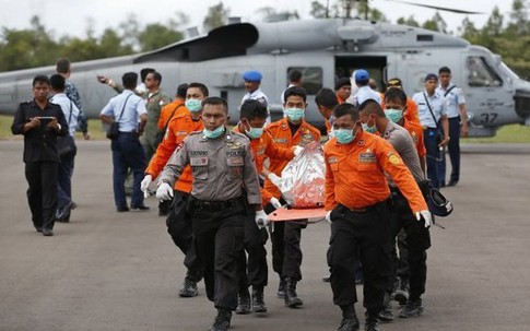 Thêm 2 thi thể nạn nhân QZ8501 được tìm thấy