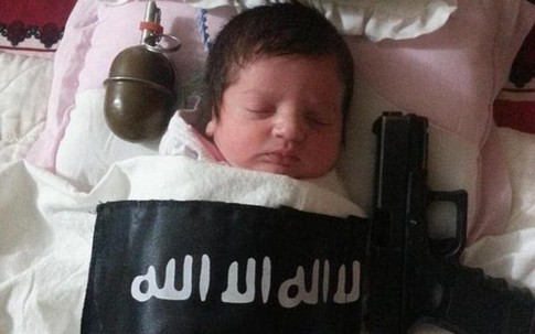 Kinh hoàng bé sơ sinh ngủ cạnh súng, lựu đạn, đắp chăn IS