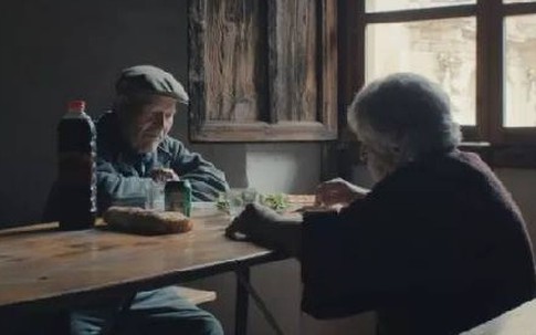 Cuộc tình của cặp vợ chồng "ma" sống trong làng bỏ hoang 45 năm