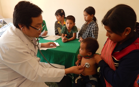 Khám và siêu âm tim miễn phí cho hàng ngàn trẻ em miền núi