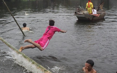 Cười nghiêng ngả với trò chơi "cầu thùm"