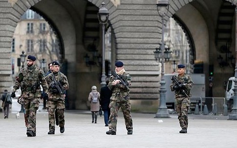 Pháp bị tấn công dồn dập sau vụ khủng bố tòa soạn báo
