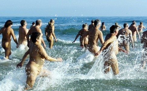 Kỳ lạ thành phố không ai mặc quần áo