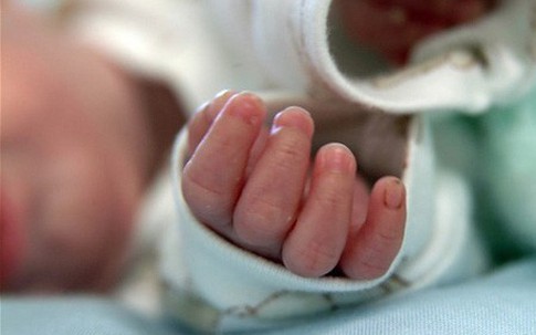 Mẹ tâm thần cắt cổ họng con trai 3 tháng tuổi