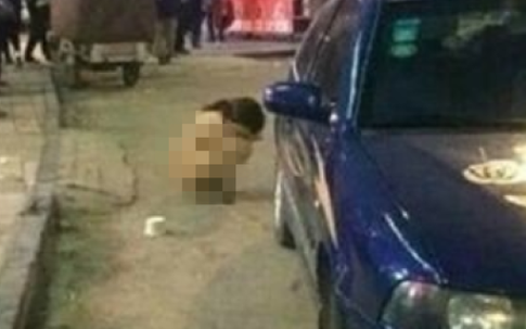 Cô gái bị bạn trai lột quần áo, bắt đi trên phố