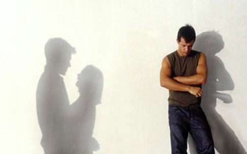 Về sớm để tạo bất ngờ, phát hiện vợ “thân mật” với hàng xóm