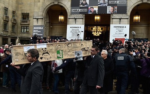 Đẫm nước mắt lễ tang nạn nhân vụ thảm sát đẫm máu ở Pháp