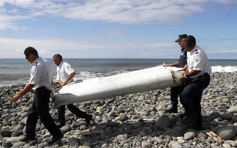 Phát hiện dấu vết quan trọng trên mảnh vỡ máy bay nghi là của MH370