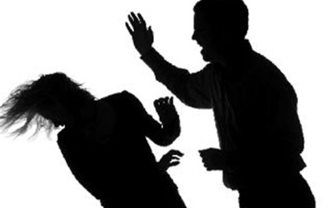 Chồng ra đòn ghen tàn nhẫn, suýt giết chết vợ