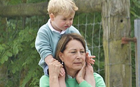 Hoàng tử bé nước Anh được bà cõng trên vai đi chơi vườn thú