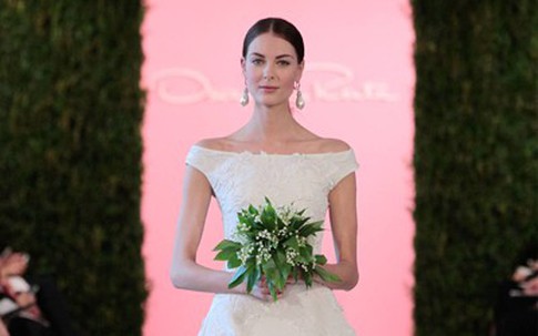 Ngân Khánh đặt váy cưới của Oscar de la Renta
